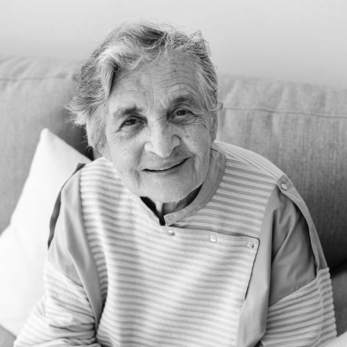 portrait-grandma-happy-be-with-family